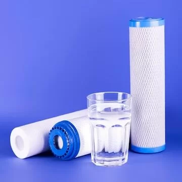 set three cartridges water filter with clear glass water isolated violet background 486502 1666 e1725954121387 optimized